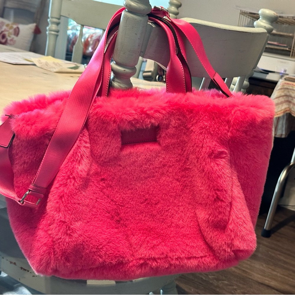 DKNY HADLEE FAUX FUR PINK TOTE. BRAND NEW W/OUT TAG.
